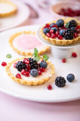 Close up Aufnahme von Mini Törtchen Tarts mit Beeren