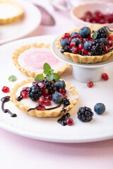 Close up Aufnahme von Mini Törtchen Tarts mit Beeren