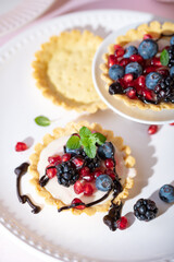 Close up Aufnahme von Mini Törtchen Tarts mit Beeren