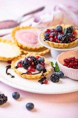 Close up Aufnahme von Mini Törtchen Tarts mit Beeren
