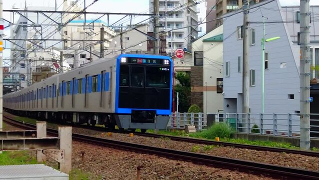 世田谷の住宅地を走る急行電車