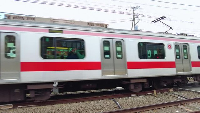 世田谷の住宅地を走る通勤用電車