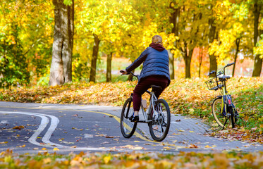 Naklejka premium Cyclist ride on the bike path in the city Park 