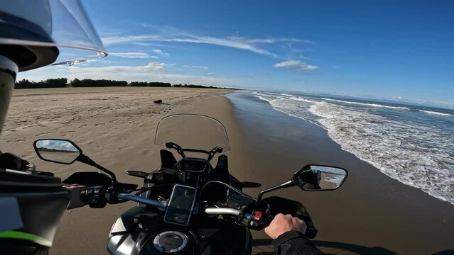 in moto sulla spiaggia