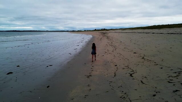 Femme marchand sur la plage