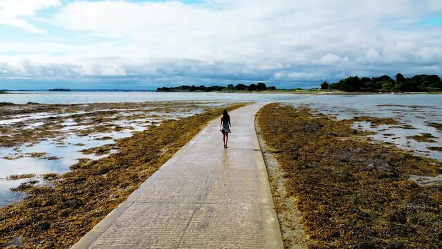 Femme marchant sur pont submersible