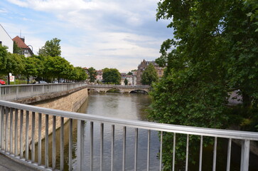 Fluss mit Brückenübergang
