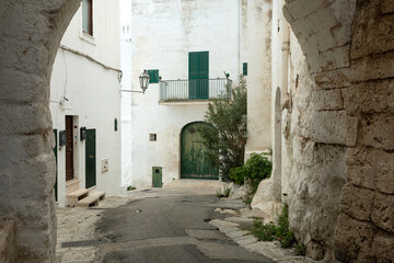 Malerische Gasse in Ostunia in der Provinz Brindisi, Apulien, Italien
