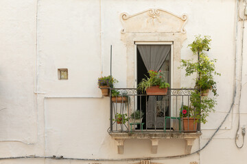 Balkon und Fenster in Ostunia in der Provinz Brindisi, Apulien, Italien