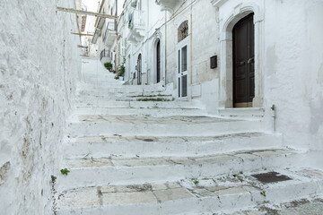 Treppenaufgang in Ostunia in der Provinz Brindisi, Apulien, Italien - 545885479