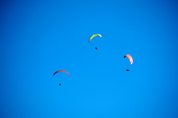 Photo shoot of the flight of a paragliding group