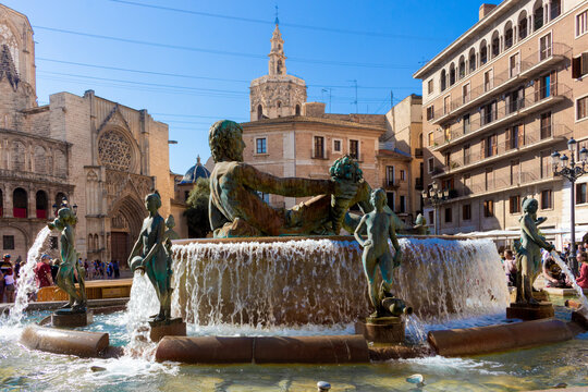 Valencia - Espa&ntilde;a, diferentes vistas tur&iacute;sticas de la ciudad, puentes, monumentos, calles y parques