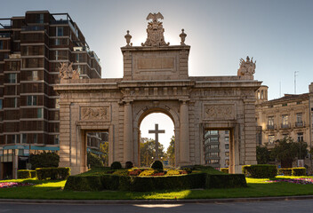 Obraz premium Valencia - España, diferentes vistas turísticas de la ciudad, puentes, monumentos, calles y parques