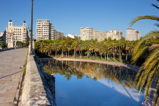 Valencia - Espa&ntilde;a, diferentes vistas tur&iacute;sticas de la ciudad, puentes, monumentos, calles y parques