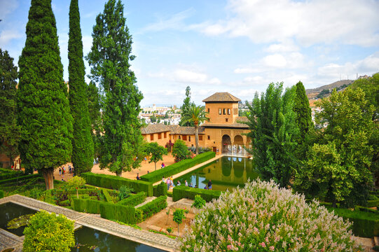 Jardines y palacio del Partal en la Alhambra en Granada, Andalucía, España. La Alhambra es Patrimonio Mundial de la Unesco en Andalucía
