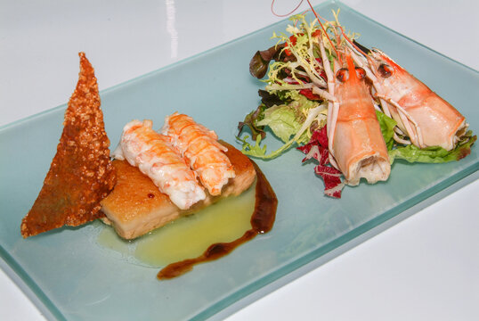 Papada de cerdo confitada y crujiente de cigalas