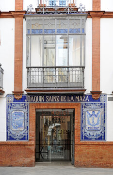Antigua fábrica de café Saimaza en Sevilla actualmente hostel turístico, Andalucía, España. Azulejos publicitarios de España