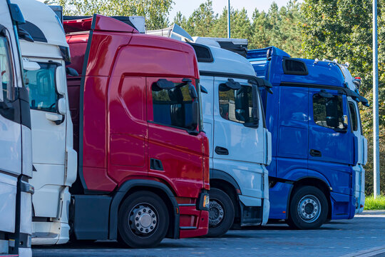 LKW s parken in einer reihe auf einem Parkplatz
