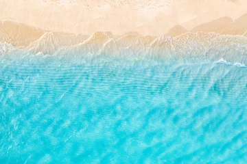 Fotobehang Zomer zeegezicht mooie golven, blauw zeewater in zonnige dag. Bovenaanzicht van drone. Zee luchtfoto, verbazingwekkende tropische natuur achtergrond. Mooie heldere zee golven spatten en strand zand zonsondergang licht © icemanphotos