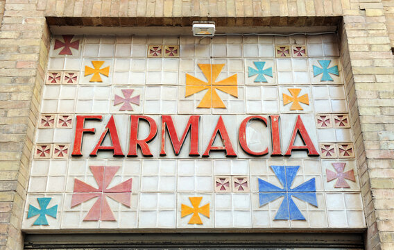 Farmacia. R&oacute;tulo publicitario de azulejos de relieve en la fachada de una farmacia. Letrero cer&aacute;mico farmac&eacute;utico