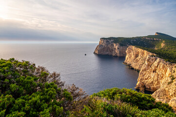 Fototapeta na wymiar Atembraubend spektakuläre Steilküste im Norden Sardiniens