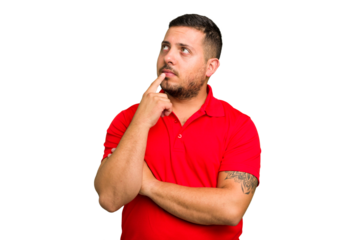 Young caucasian man isolated looking sideways with doubtful and skeptical expression.