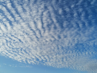 Fondo natural con nubes sesgadas en tonos claros con cielo azul intenso