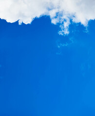 Fototapeta na wymiar Fondo natural con detalle de nubes pequeñas en tonos blancos sobre cielo azul intenso