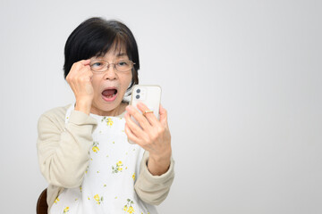 スマホの文字が小さくて困ってしまう高齢者