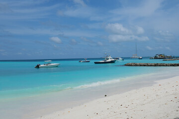 Fototapeta na wymiar Beautiful beach of Fulidhoo, Maldives during sunny afternoon.