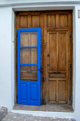 Gran puerta de madera marrón de una casa del pequeño pueblo de Altea en Alicante con otra puerta...