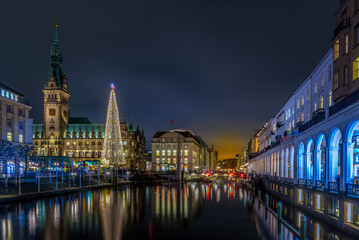 Fototapeta na wymiar Festive Hamburg during christmas time and the illuminated canal