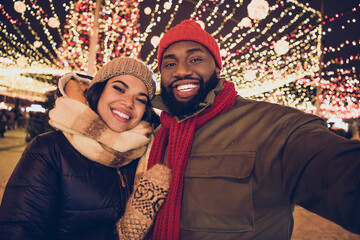 Obraz premium Self-portrait of attractive cheerful couple best friends life partners spending weekend festal event eve strolling city urban outdoors