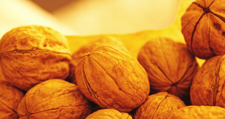 Nueces en bolsa de papel reciclable
