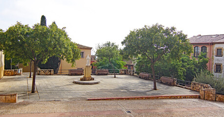 Escultura de San Antonio en una plaza de Altafulla, Tarragona, Catalunya, Espa&ntilde;a, Europa
