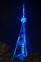 Gruzja Tbilisi wieża tv wieczorem podświetlona na niebisko © smoku7979