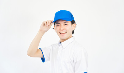 引越し業者の男性のポートレート　白背景　カメラ目線