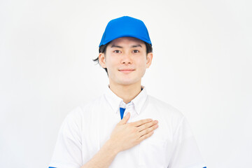 胸に手を当てる引越し業者の男性のポートレート　白背景