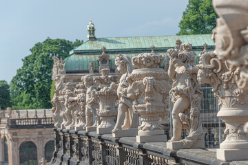 Obraz premium Old royal renaissance and rococo sculptures in Zwinger gardens at historical and museums downtown of Dresden, Germany.