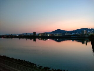 町中・川のある風景