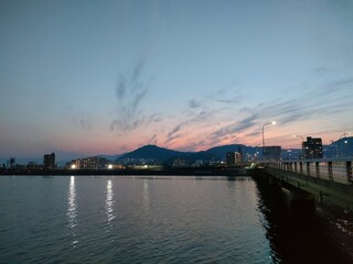 Obraz premium 町中・川のある風景