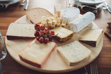 Käseplatte mit Käsevariation und Weintrauben