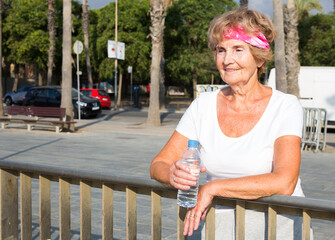 Obraz premium Waist-up portrait of mature sportswoman