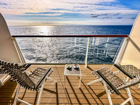 Morgendlicher Kaffee auf dem Balkon eines Kreuzfahrtschiffes