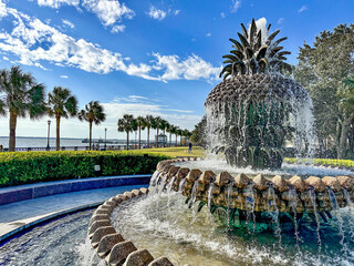 Fototapeta premium Ananas-Brunnen in einem Park am Hafen von Charleston, South Carolina
