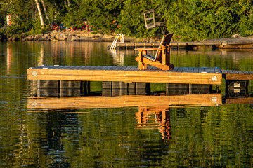 Holzstuhl auf einem Steg an einem einsamen See