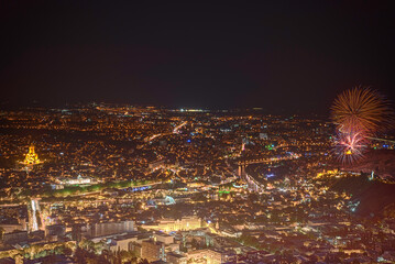 Widok na miasto Tbilisi z góry Mtatsminda wieczorem plus pokaz fajerwerków - obrazy, fototapety, plakaty