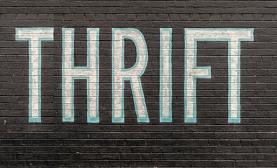 Fototapeta premium THRIFT store sign on side of brick wall.