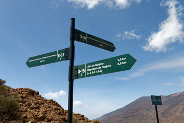 Znaki wskazujące szlaki górskie w Parku Narodowym Teide