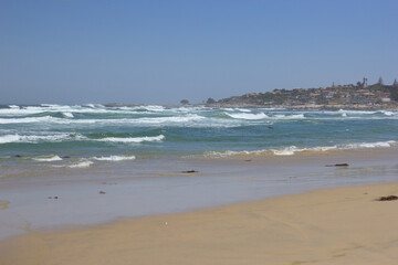 mar y olas en la costa